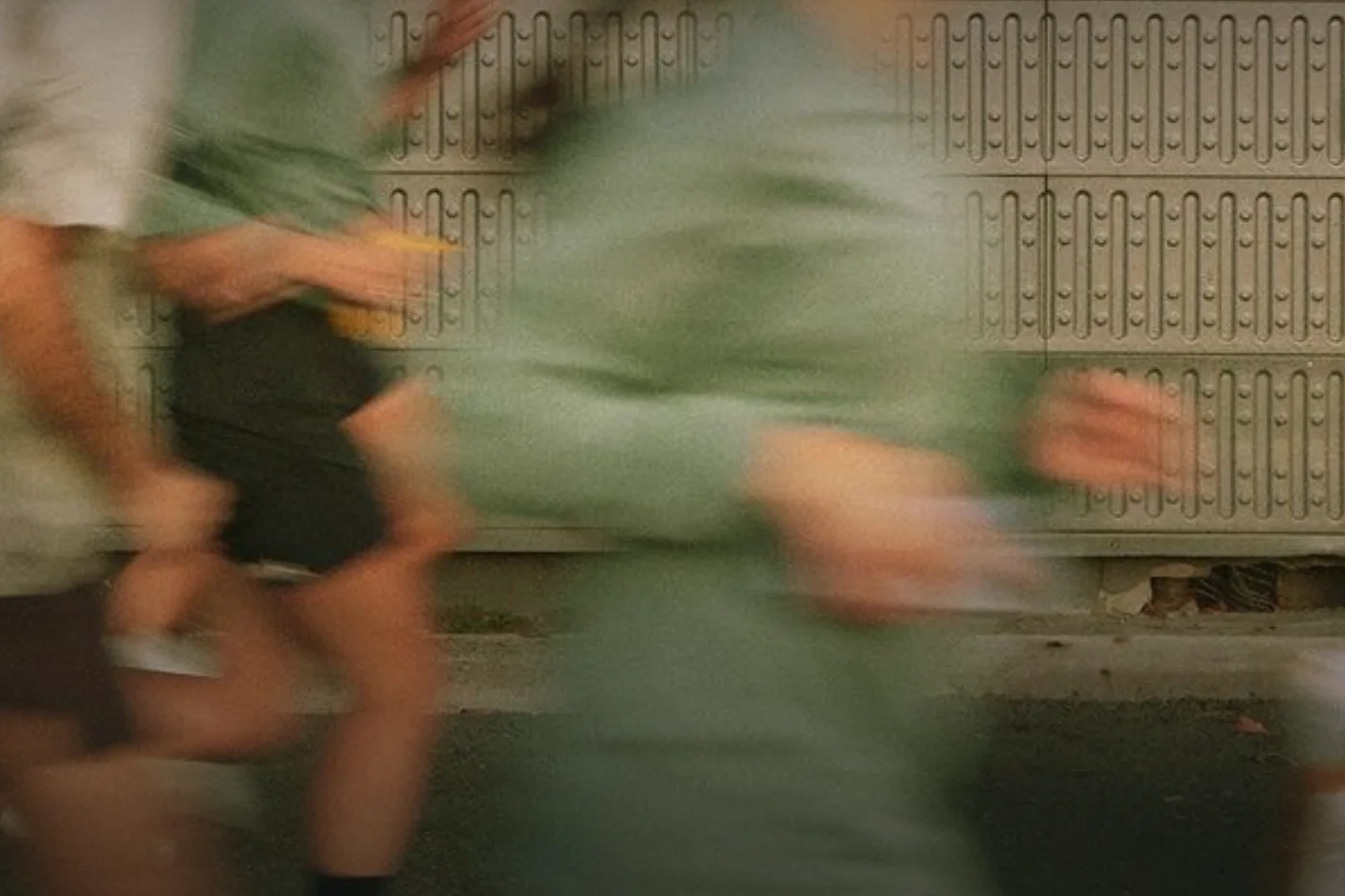 Des coureurs en mouvement dans la rue, le soir