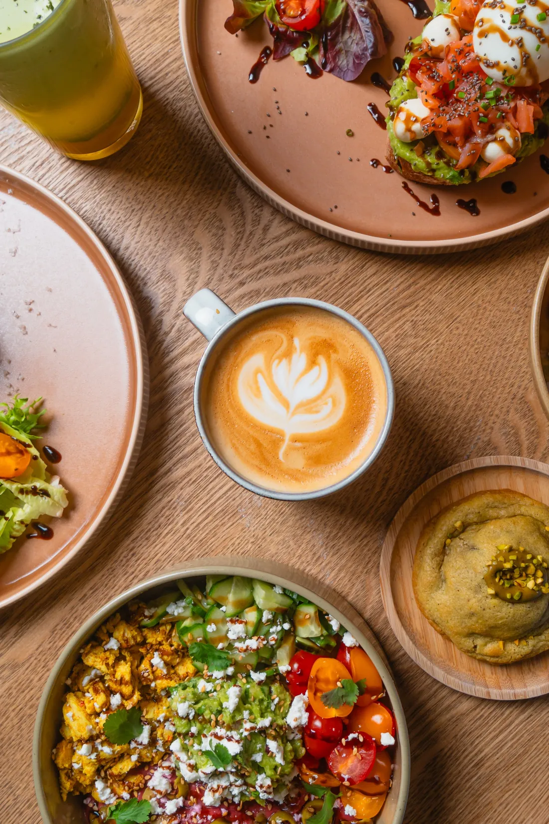 La table du matin chez Teaven, latte et bowls
